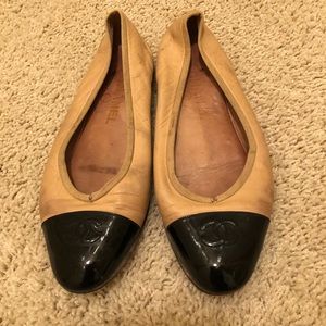 Chanel black patent leather cap toe nude tan ballet flats Sz 37